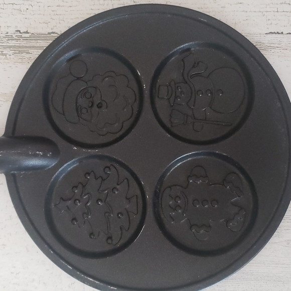 Nordic Ware USA Christmas imprint pancake pan, metal and nonstick surface - Picture 3 of 10